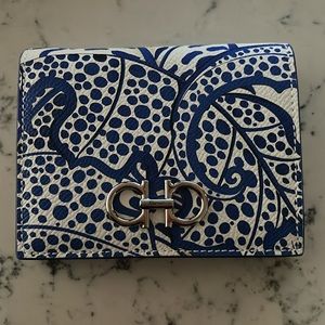Ferragamo Women’s Gancjni Compact Wallet NWT in box / Blue and white